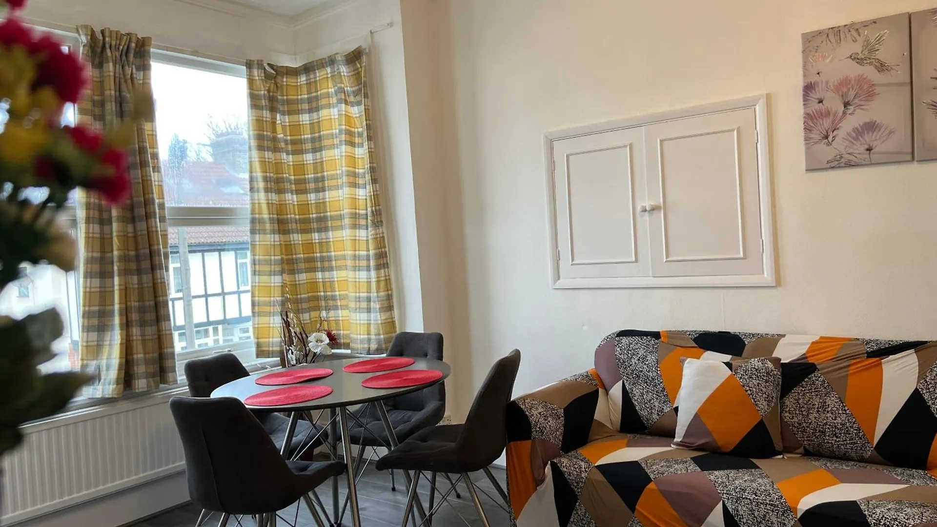 **Dream Home** Near Seaside Southend-on-Sea 0*,